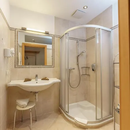 Sport & Baerenwirt Otel Aich (Styria)